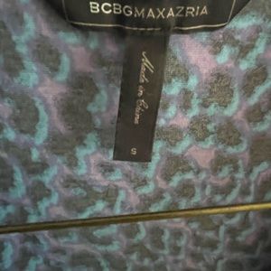 BCBG wrap dress! Sleeves got to elbow. Fits 53” woman at knee length.